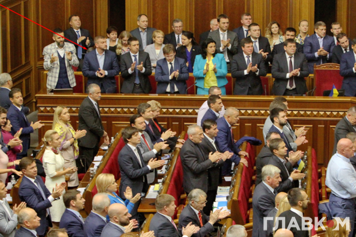 Красномовніше будь-яких слів: Аваков єдиний з уряду, хто не вітав президента стоячи (фото, відео)