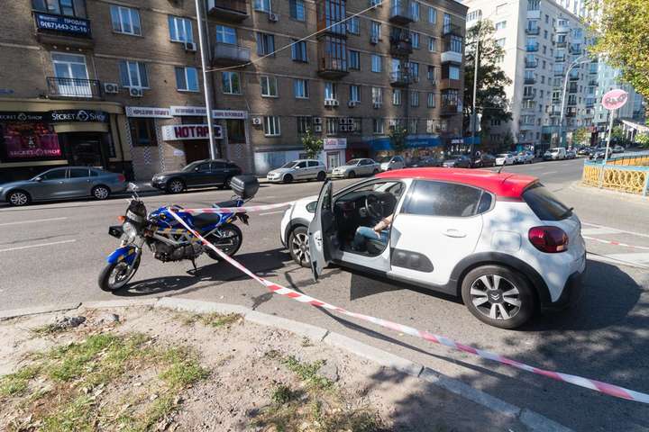 У центрі Києва Citroen збив поліцейського на мотоциклі (фото, відео)
