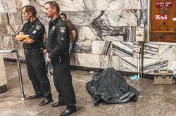 На станції метро «Площа Льва Толстого» помер чоловік