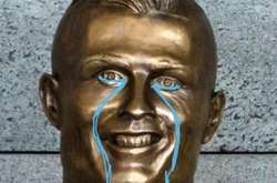 CR7 vs. CRY: Криштиано Роналду получил красную карточку, разрыдался и стал героем мемов (фото)