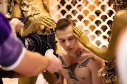 Белоснежка, принц и поцелуи: Победитель шоу «Х-фактор» представил тизер первого видеоклипа