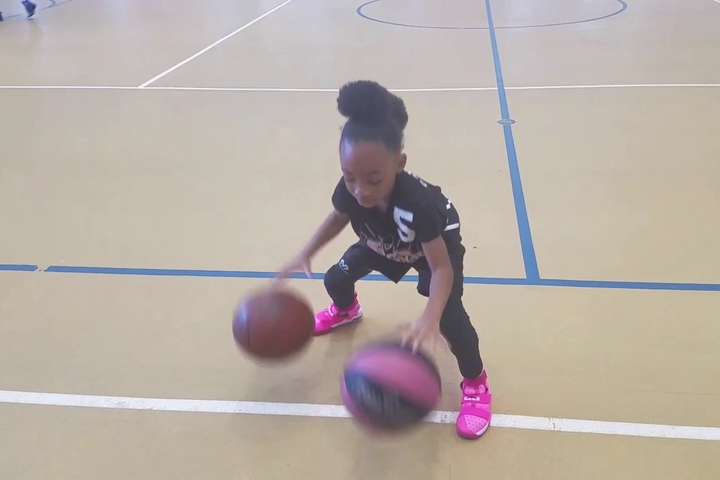 Восьмирічна американська дівчинка робить неймовірні речі з баскетбольними м'ячами (відео)