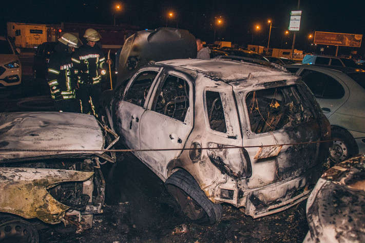 Нічний підпал автівок у Києві: поліція відкрила провадження