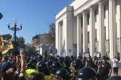 Під Радою сталися сутички між поліцією та мітингувальниками 