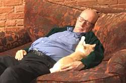 Фотографии пожилого волонтера, ухаживающего за кошками, помогли собрать более $1000 для животных