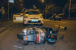 Мопед повернув через дві суцільні прямо під колеса автомобіля