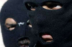 Учасники банди використовували одяг військового зразка, рукавички, балаклави, вогнепальну зброю та боєприпаси