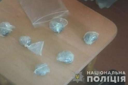 На Київщині жінка продавала наркотики у презервативах