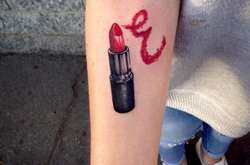 Набей мне кольщик тени и помаду. Удивительные татуировки, вдохновленные beauty-сферой