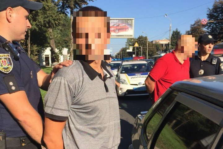 У Вінниці затримали киян, які викрадали цінні речі з автомобілів