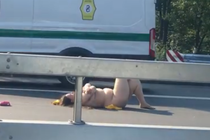 У Києві оголена жінка посеред дороги «шукала кохання» (відео)