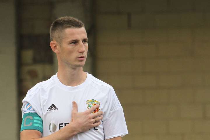 На удачу. Украинский футболист умылся собственной слюной перед матчем в Лиге Европы 