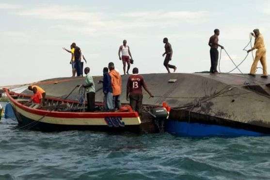 В Танзании на озере перевернулся паром. Более ста человек погибли