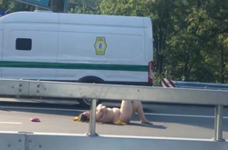 Обнаженная женщина улеглась посреди трассы в Киеве, в надежде «найти любовь» (видео)