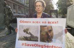 Активістка Марина Натапова під час одиночного пікету в Москві на підтримку українських політв'язнів