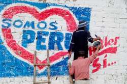 В Перу Гитлер баллотируется на пост главы округа. Его главный противник - Ленин 