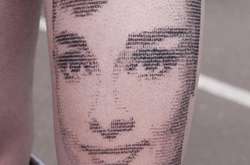 Необычайная техника: киприотский мастер набивает тату компьютерным кодом