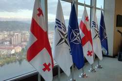 Прапори Грузії та НАТО