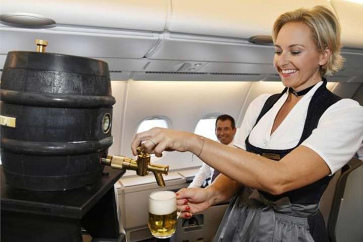 Авіакомпанія Lufthansa наливатиме пиво в літаках на честь «Октоберфесту»