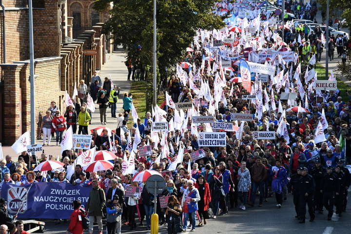 У Варшаві пройшла багатотисячна акція протесту бюджетників