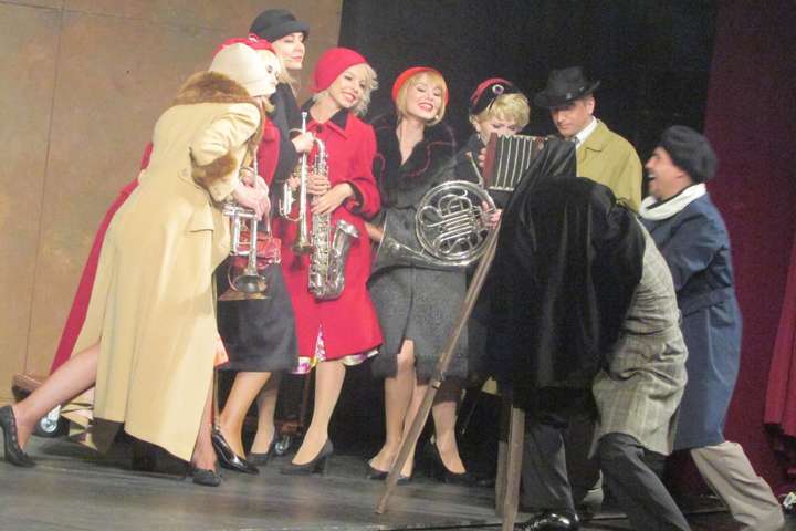 «Бродвей» у театрі Садовського: вінничанам показали мюзикл «Sugar, або в джазі тільки дівчата!»