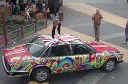 Вінничанка робила ефектні фото на даху раритетного Jaguar. Автомобіль потребує ремонту