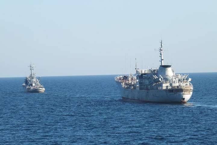Українські військові кораблі йдуть на Азов через Керченську протоку – ЗМІ