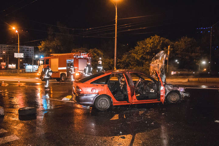У столиці Opel протаранив патрульних і загорівся. Водій відволікся на телефон