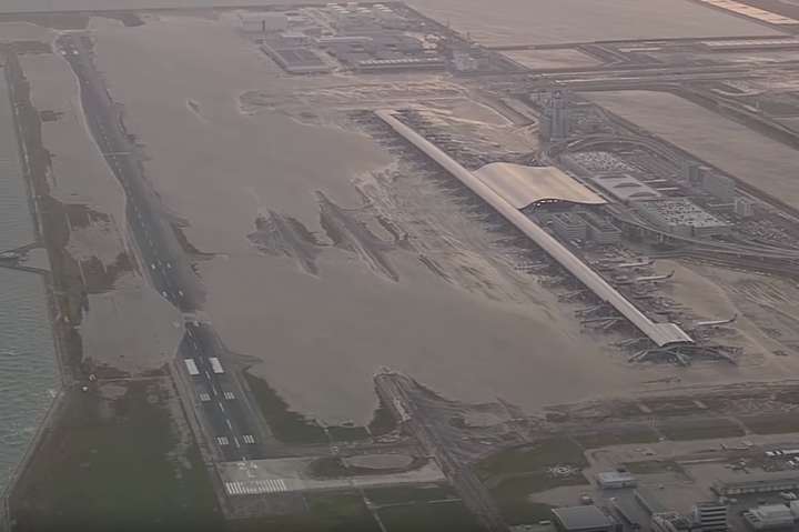 Оговтатися за 17 днів: Японський аеропорт, затоплений тайфуном, відкрився знову