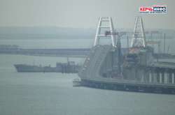 З'явилося відео проходження українських військових кораблів під Кримським мостом