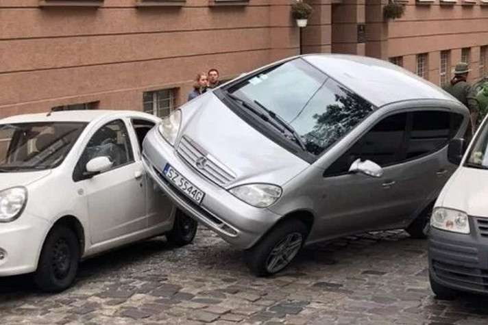 Невдало припаркувалася? У центрі Львова Mersedes «посунув» дві іномарки