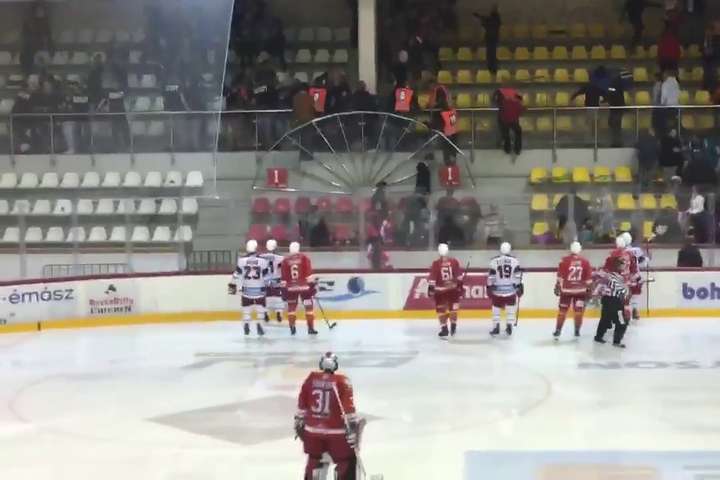 Під час матчу чемпіонату Словаччини з хокею на трибунах побилися фанати (відео)