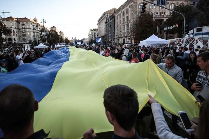 У неділю на Хрещатику розгорнули найдовший прапор України (фотогалерея)