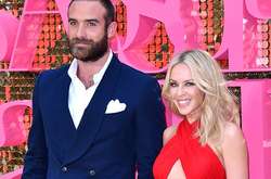   Джошуа Сасс и Кайли Миноуг  
  
  