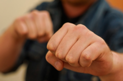 Молоді хлопці накинулись на чоловіка з кулаками