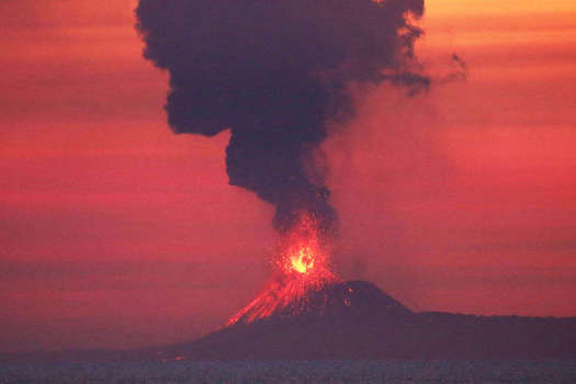 В Індонезії прокинувся вулкан, зафіксовано десятки вибухів