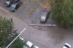 У Чернівцях буревій повалив стовп та позривав штукатурку 