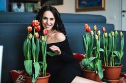 Серьезная и недовольная: Джамала показала свою детскую фотографию