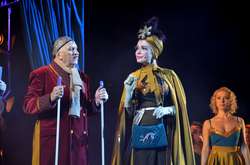 Украинские звезды воссоздали киноленту 40-х годов на сцене Октябрьского дворца