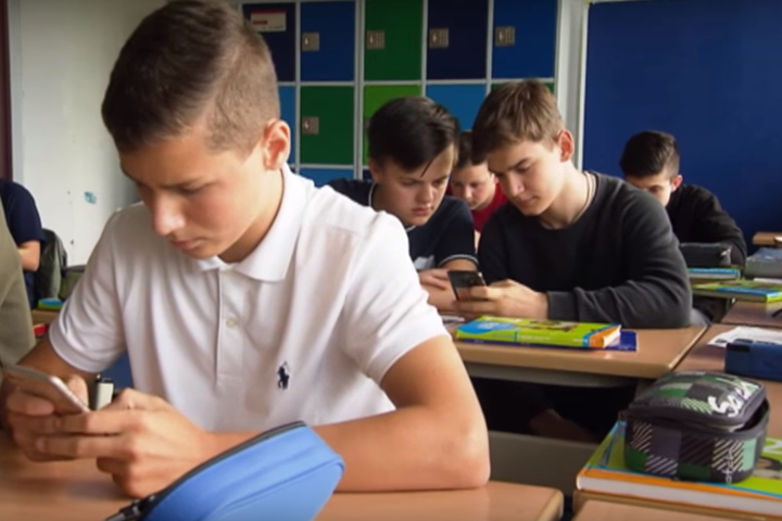 У Німеччині вирішують, чи варто забороняти в школах смартфони
