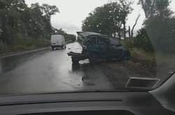 В результаті сильного удару в легковика вирвало частину кузова