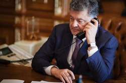 Президент поспілкувався з медиком, який лікує активіста Михайлика