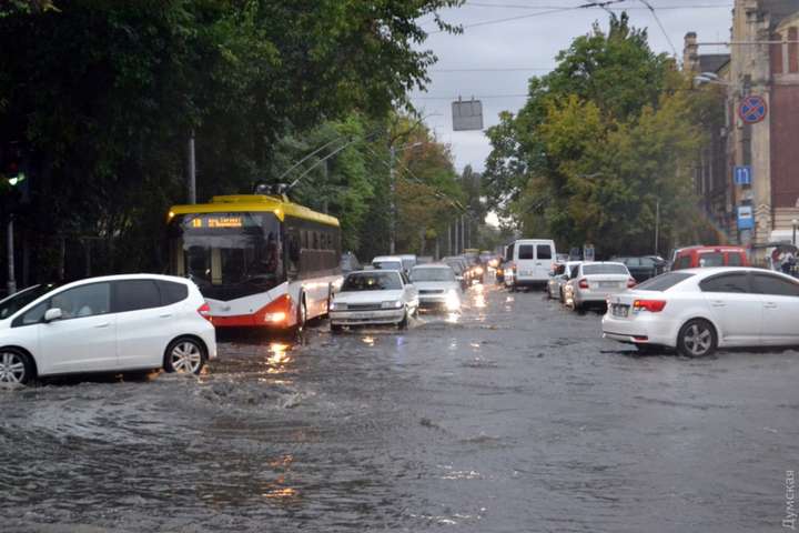 В Одесі через сильну зливу затопило вулиці