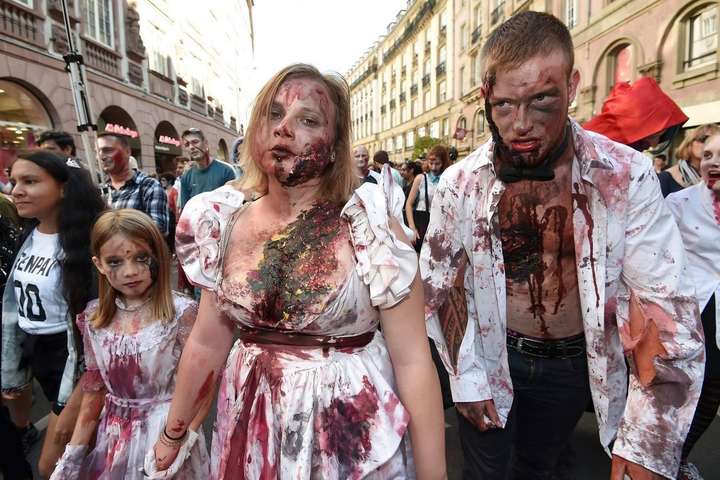 Зомби захватили французский город Страсбург. Яркие фото с шествия живых мертвецов