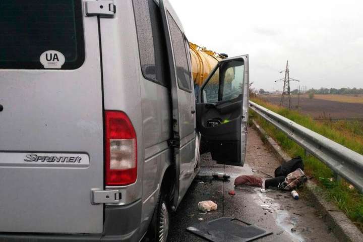 На Полтавщині маршрутка з пасажирами врізалася в молоковоз, є жертви