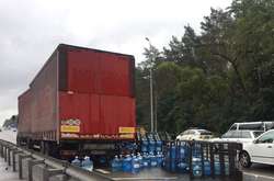 У результаті ДТП з фури, що перевозила воду, по всій дорозі розлетілися пляшки