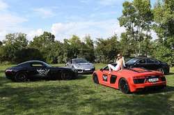 Пачки денег и дорогие авто. Как щеголяет роскошью золотая молодежь Венгрии