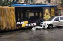  У легкового автомобіля в результаті ДТП пошкоджено бампер 