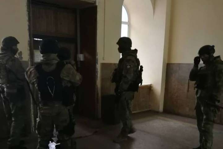 Поліція оточила одеську лікарню, де ховається підозрюваний у замаху на Михайлика