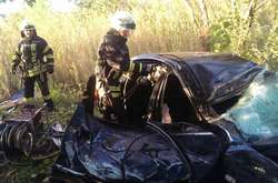  Сталося зіткнення автомобіля із деревом на узбіччі дороги 